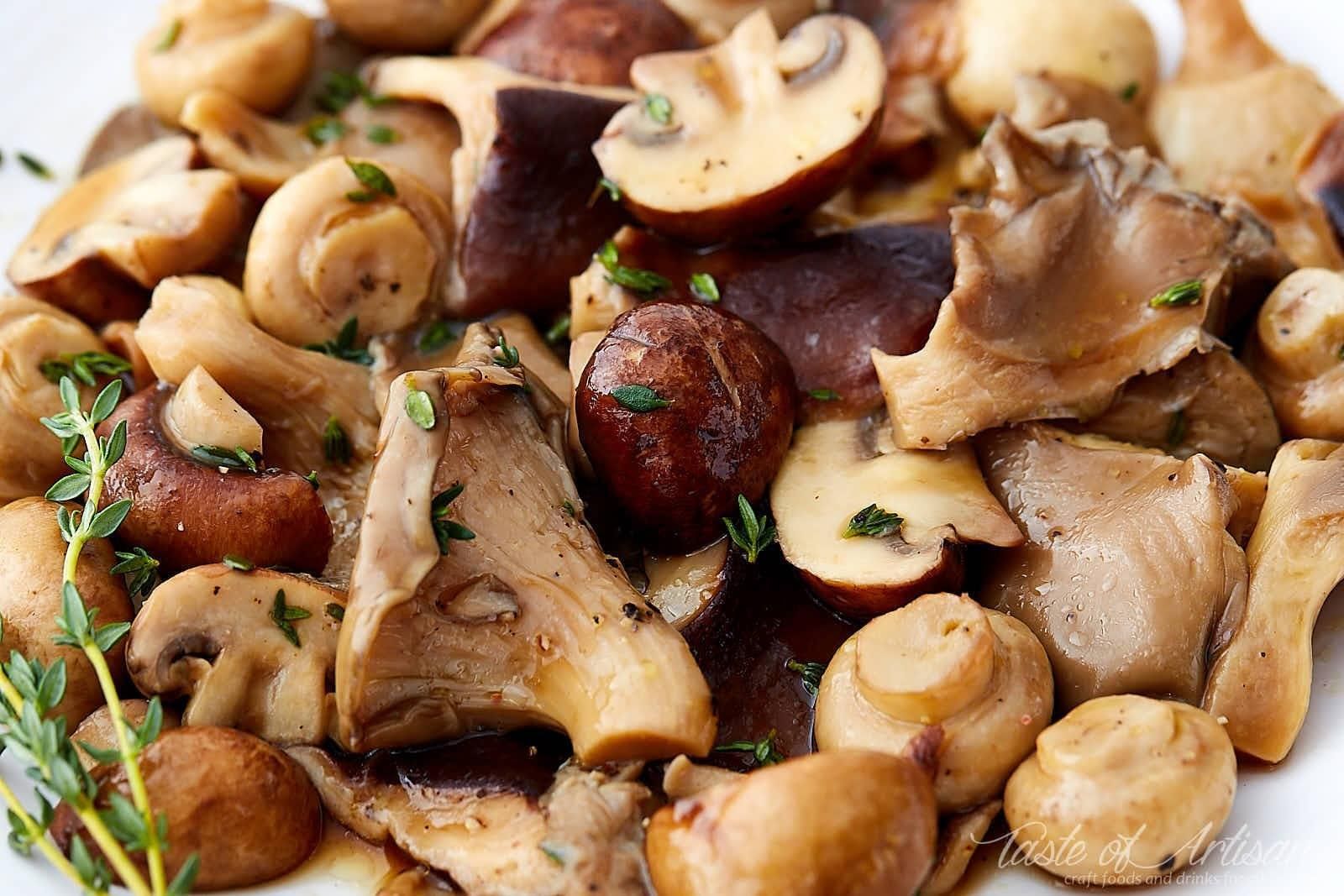 Блюда с грибами. Жареные грибы. Жареные грибы фото. Красивые блюда из грибов.