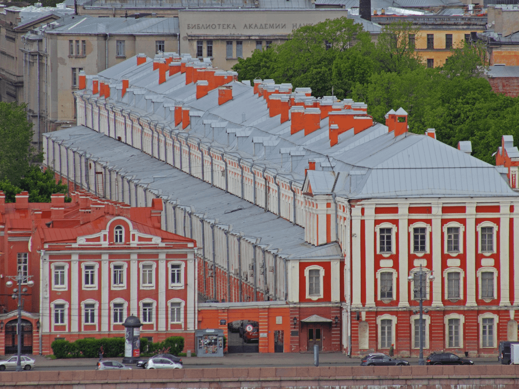 Здание Двенадцати коллегий. Санкт-Петербург. Фотография: A.Savin / <a href="https://commons.wikimedia.org/wiki/File:Spb_06-2012_University_Embankment_06.jpg" target="_blank" rel="noopener">Wikimedia Commons</a> / <a href="https://creativecommons.org/licenses/by-sa/3.0/" target="_blank" rel="noopener">CC BY-SA 3.0</a>