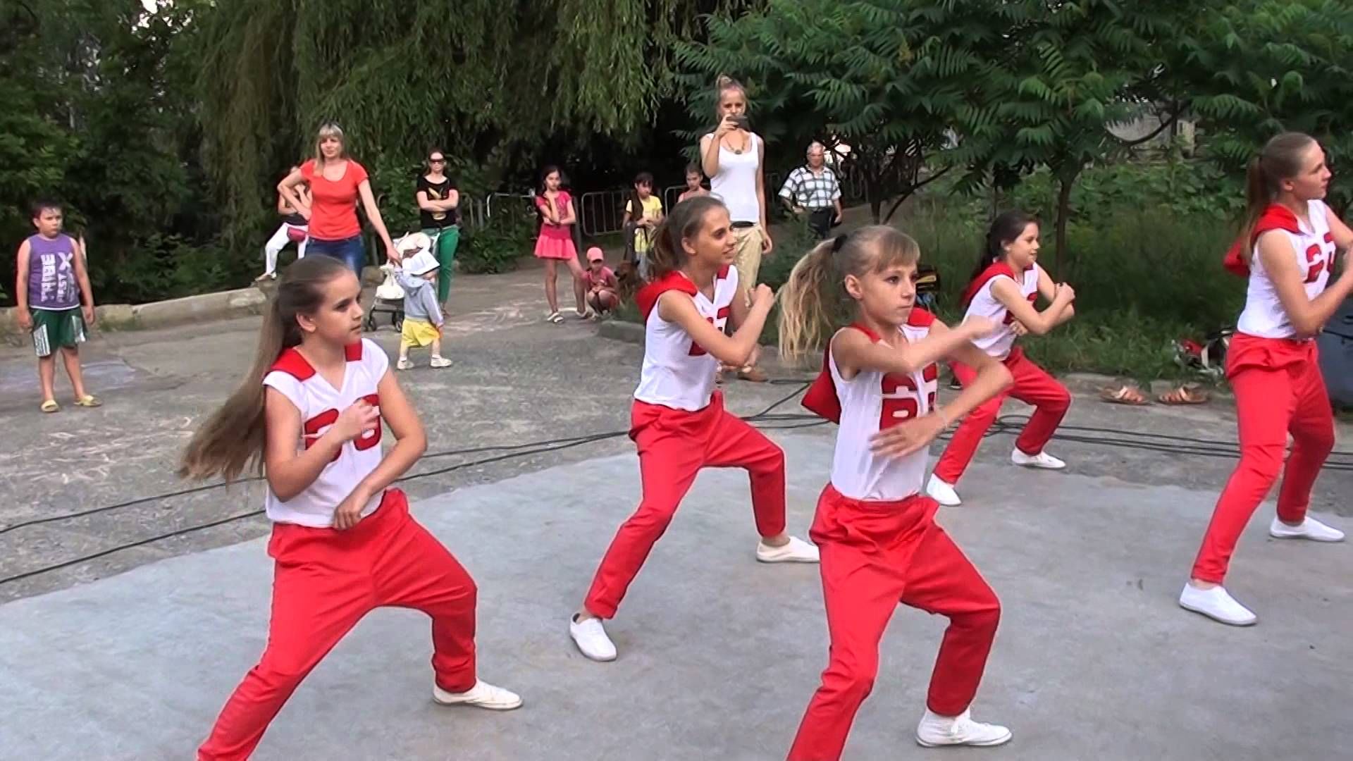 Видео танцев 10 лет. Дети танцуют на улице. Танцы на улице дети. Детский танцевальный флэшмоб. Костюм для детей для флэшмоба.