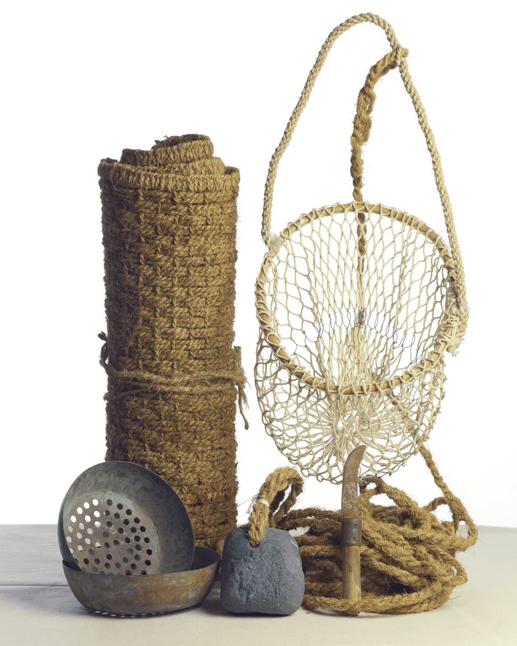 Плетеная корзина для сбора моллюсков и циновка ловца жемчуга. XX век. Фотография предоставлена Музеем шейха Фейсала, Катар