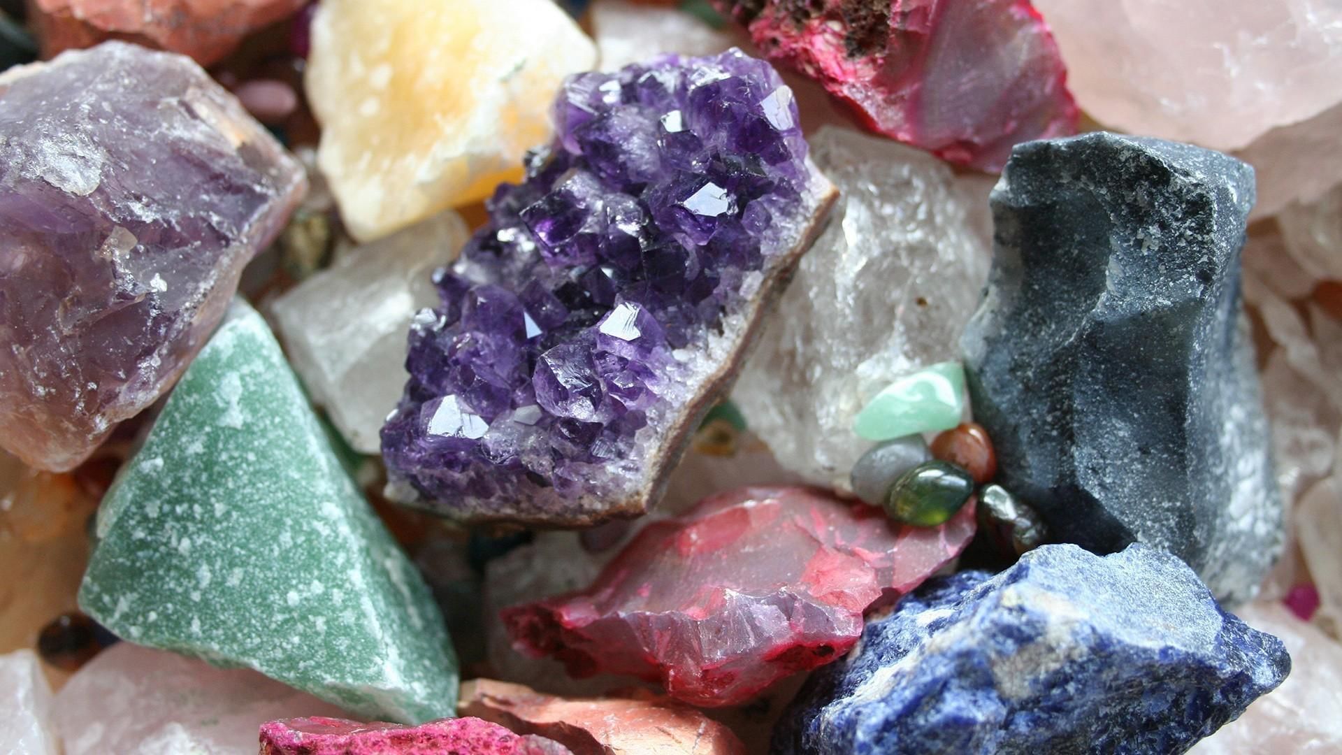 Какие есть природные ископаемые. Уральские Самоцветы поделочные камни. Камнесамоцветное сырье полезные ископаемые. Камни Таганая минералы. Разноцветные камни.