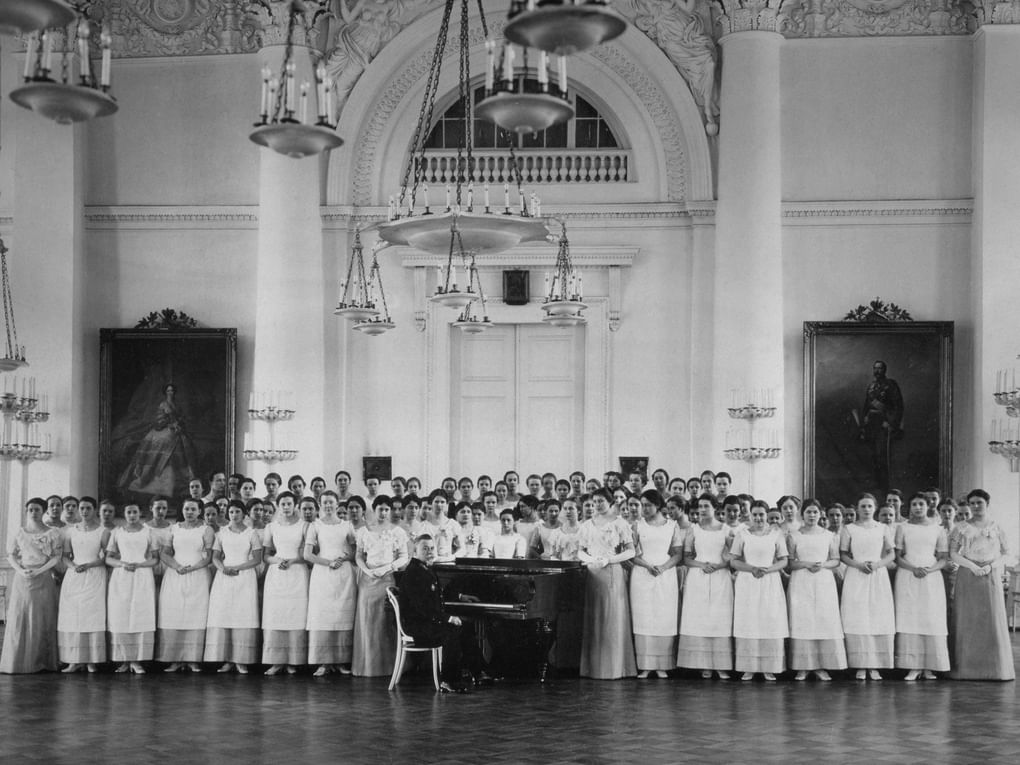 Воспитанницы Смольного института на уроке музыки. Санкт-Петербург, около 1913 года. Фотография: Карл Булла / Государственный Эрмитаж, Санкт-Петербург
