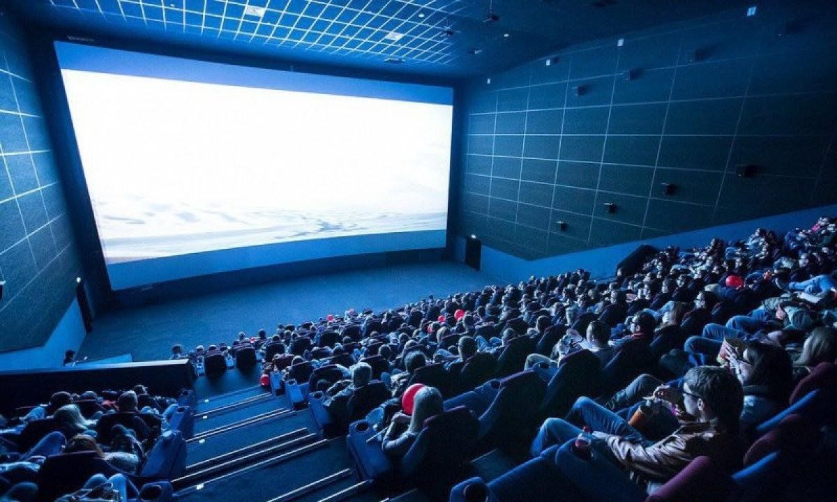 Makima cinema. Зал кинотеатра. Кинотеатр полный зал. Экран кинотеатра. Современный кинотеатр.