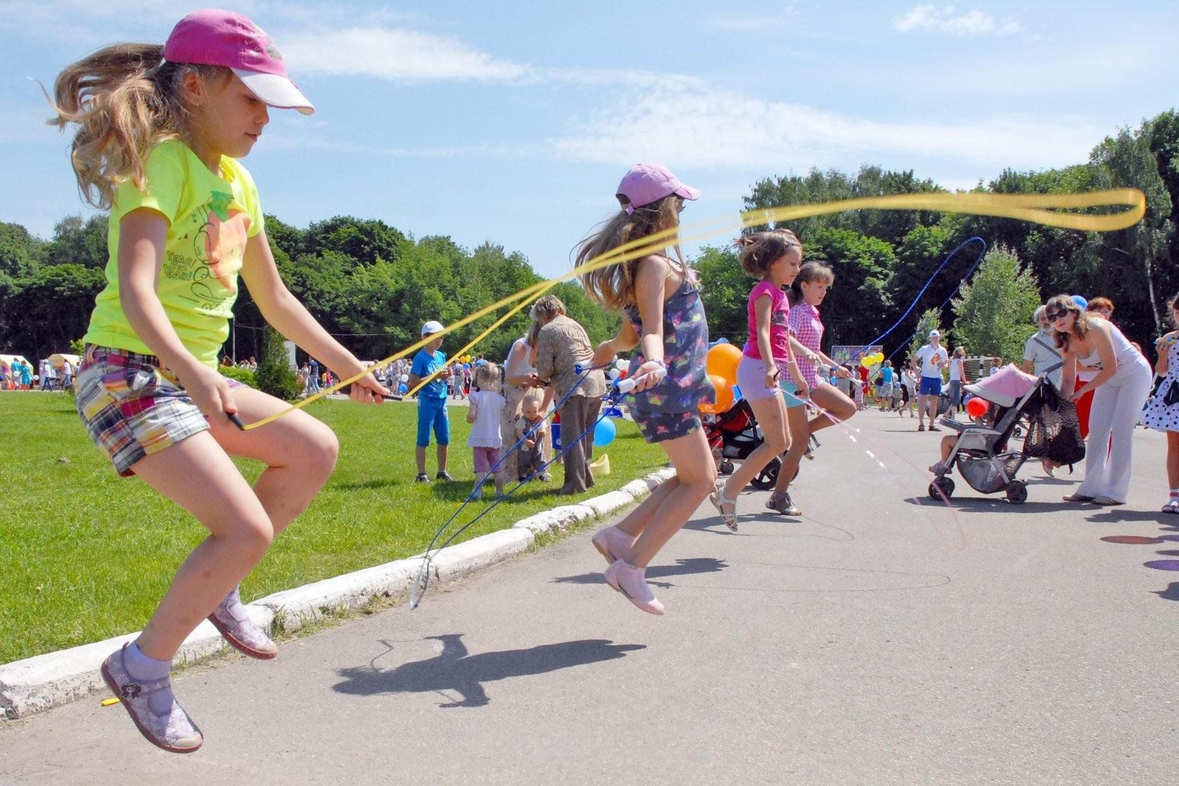 Игры дети прыгает. Развлечения летом. Летние развлечения для детей. Необычные мероприятия для детей. Летние развлечения для детей в детском саду.