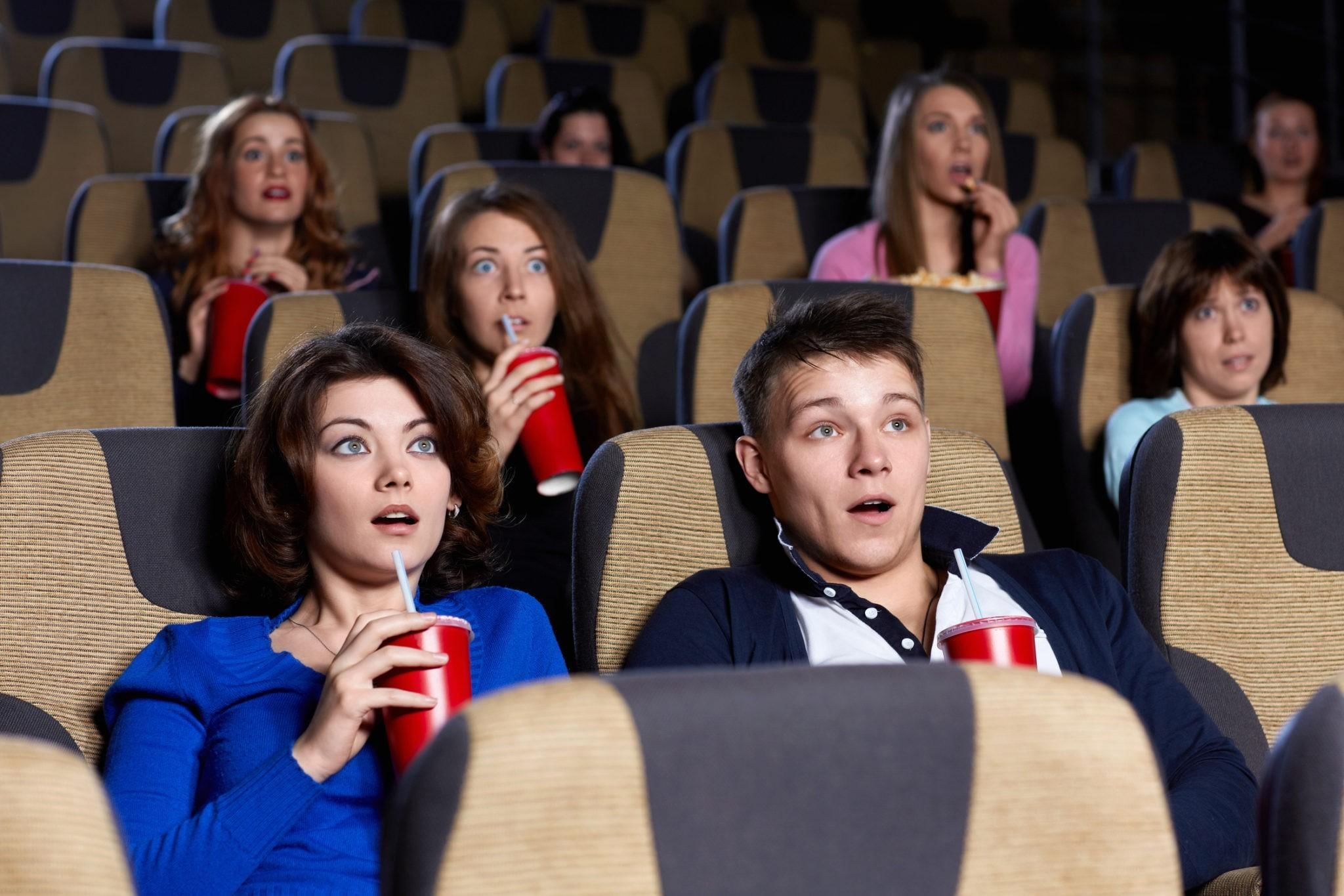 Что показывают в кинотеатрах. Зрители в кинотеатре. Люди сидят в кинотеатре. Кинотеатр. Зрители в кинозале.