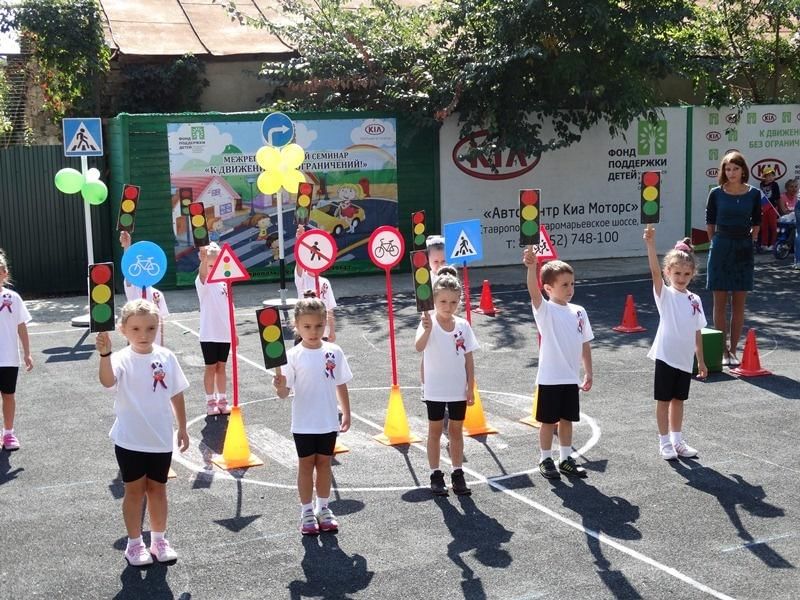 Занятие в автогородке в детском саду. Занятие по пдд на улице. Мероприятие по пдд во второй младшей группе. Пдд в доу на улице. Занятия по пдд в детском саду.