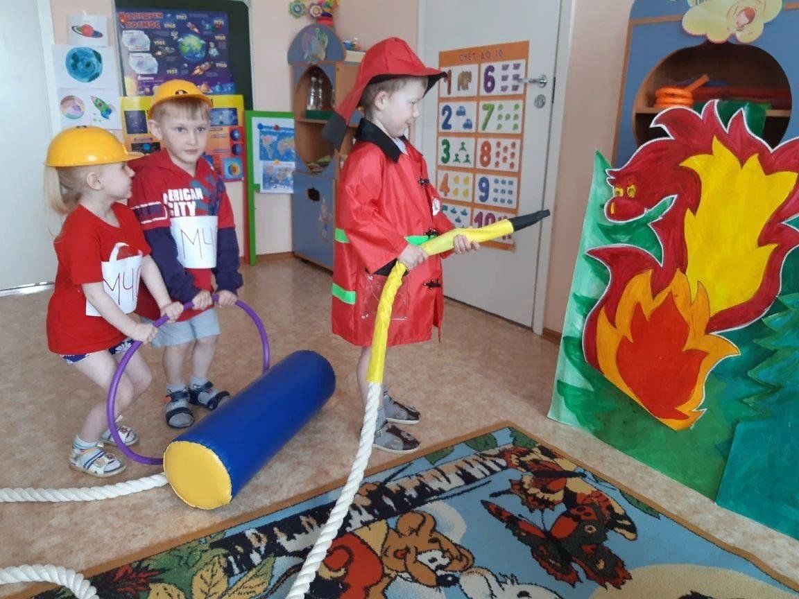 Развлечение по пожарной безопасности. Атрибуты по пожарной безопасности в детском саду. Атрибуты для игр по пожарной безопасности в детском саду. Сюжетные игры для детей. Пожарник для детского сада.