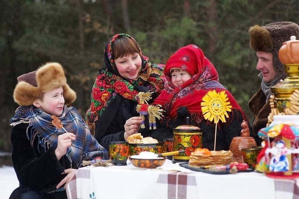 Семья с блинами на лице фото