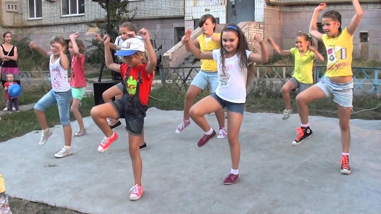 Флешмоб современные дети. Дети танцуют на улице. Танцы на улице дети. Танцы в лагере. Дети лагерь танцы.