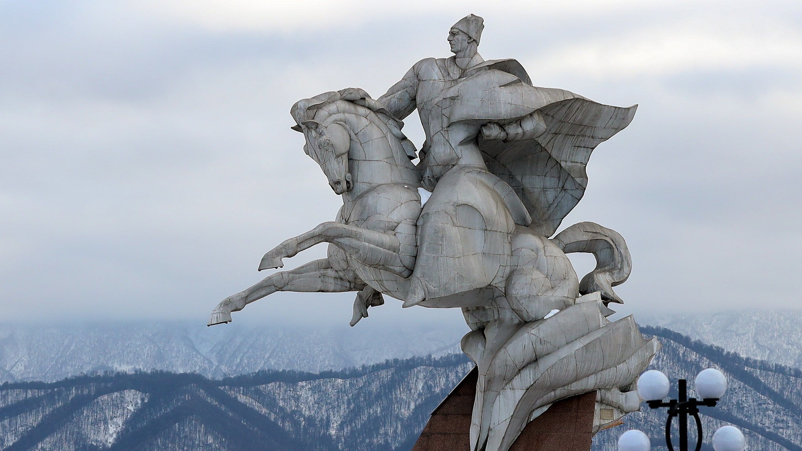 Статуя Иссе Плиеву во Владикавказе