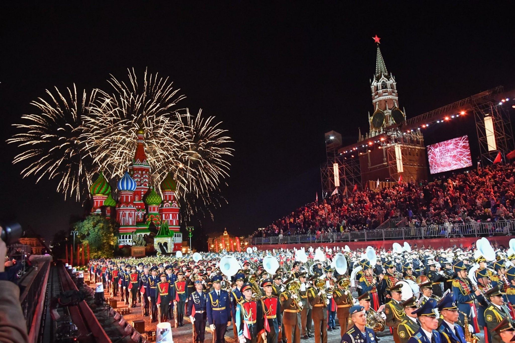 красная площадь и салют