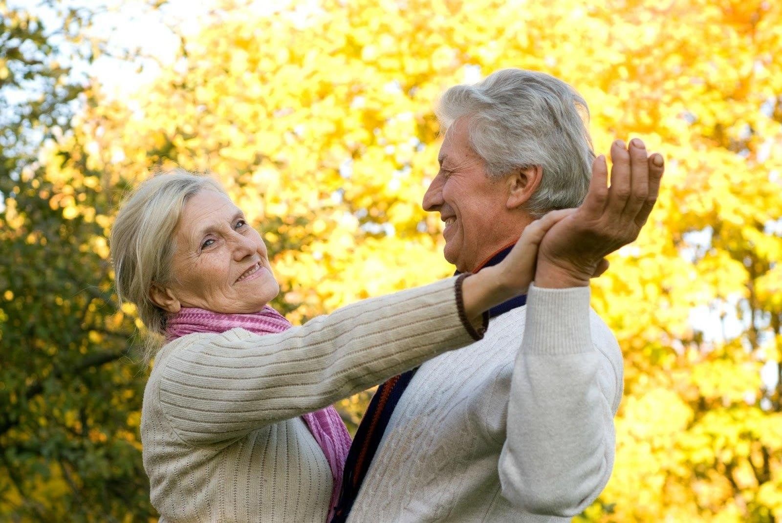 Старики молодые душой. Пожилые люди. Счастливые пенсионеры. Пенсионеры в осеннем парке. День пожилых людей.