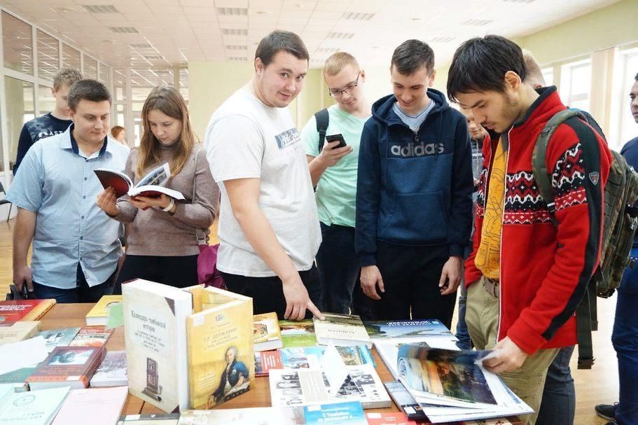 Молодежь в библиотеке. Современные мероприятия в библиотеке с молодежью. Шикарное мероприятие для молодежи в библиотеке. Молодежь на мероприятии в библиотеке фото.