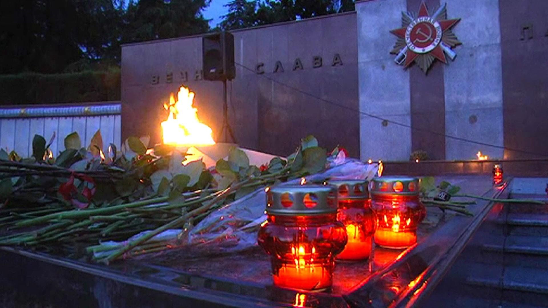 22 июня свеча памяти. Мемориал вечный огонь Сочи. Свеча памяти 22 июня. День памяти и скорби. Акция свеча памяти.