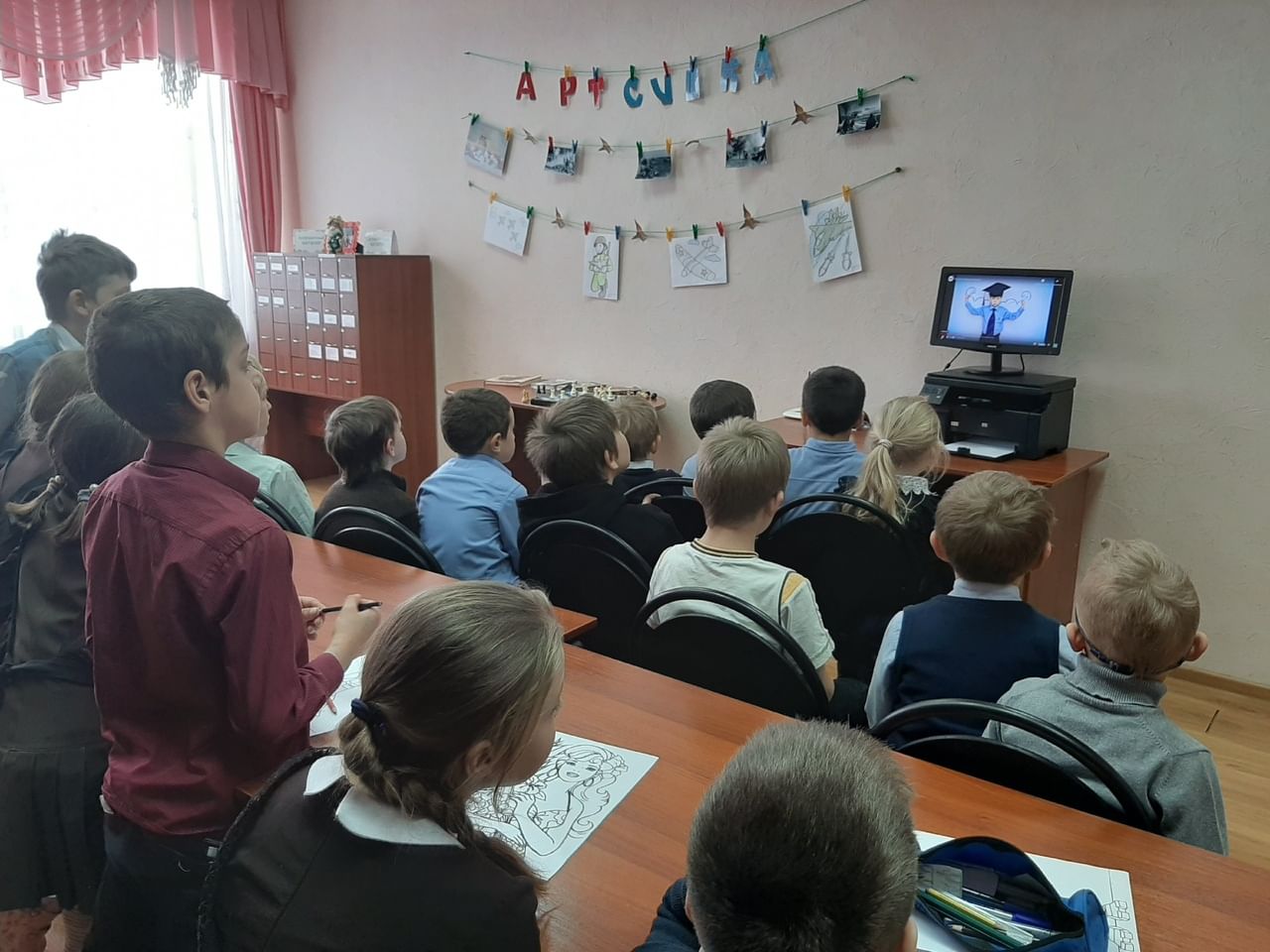 Мероприятия школьникам в библиотеке. Дмитриевская школа Старооскольский район. Ученики Дмитриевской школы. Ученики Дмитриевской школы в Старооскольский район. СОШ Дмитриевская Москва.