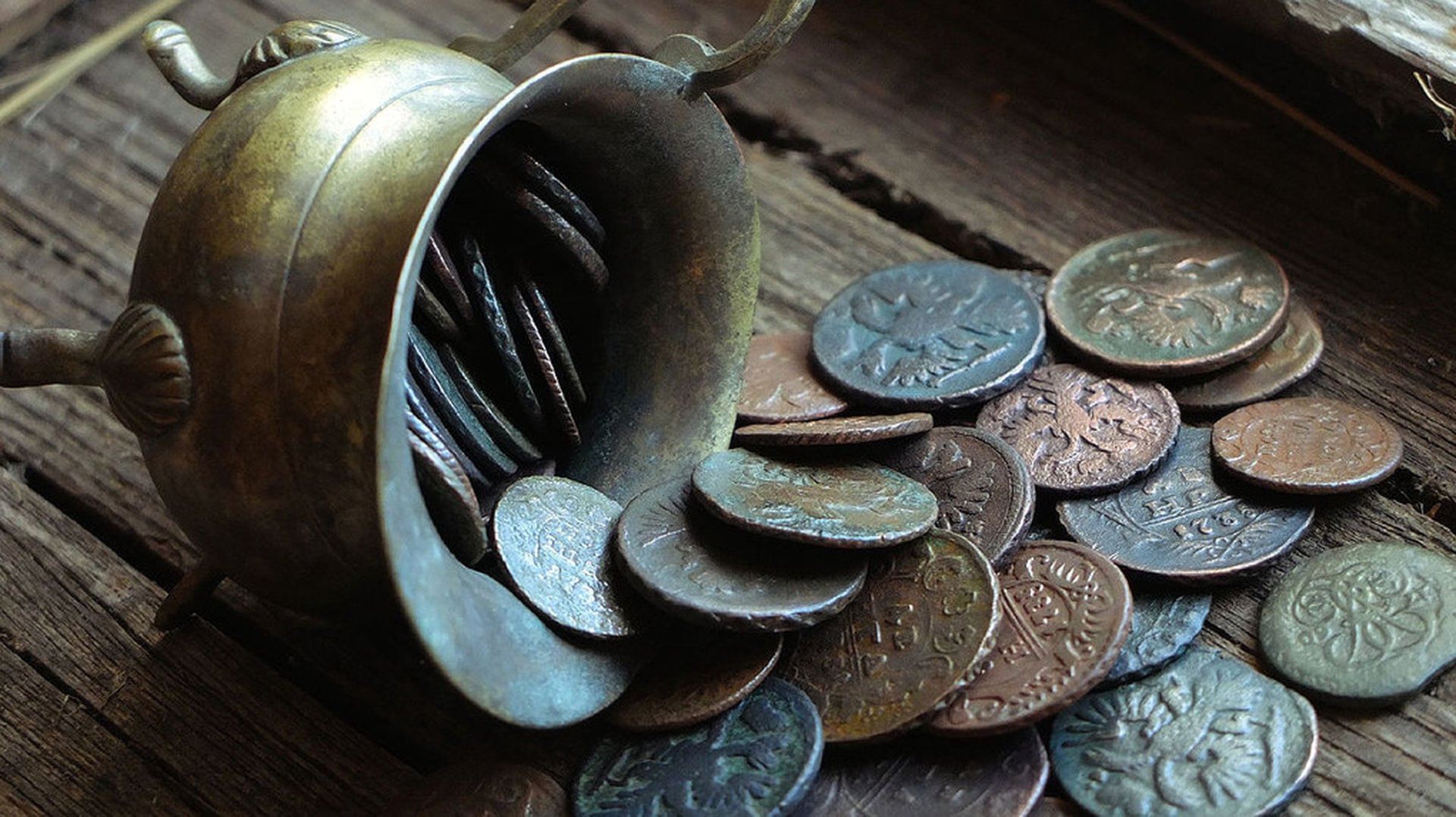 В Рыбинске жителей Нижнего Тагила осудят за кражу старинных монет.
