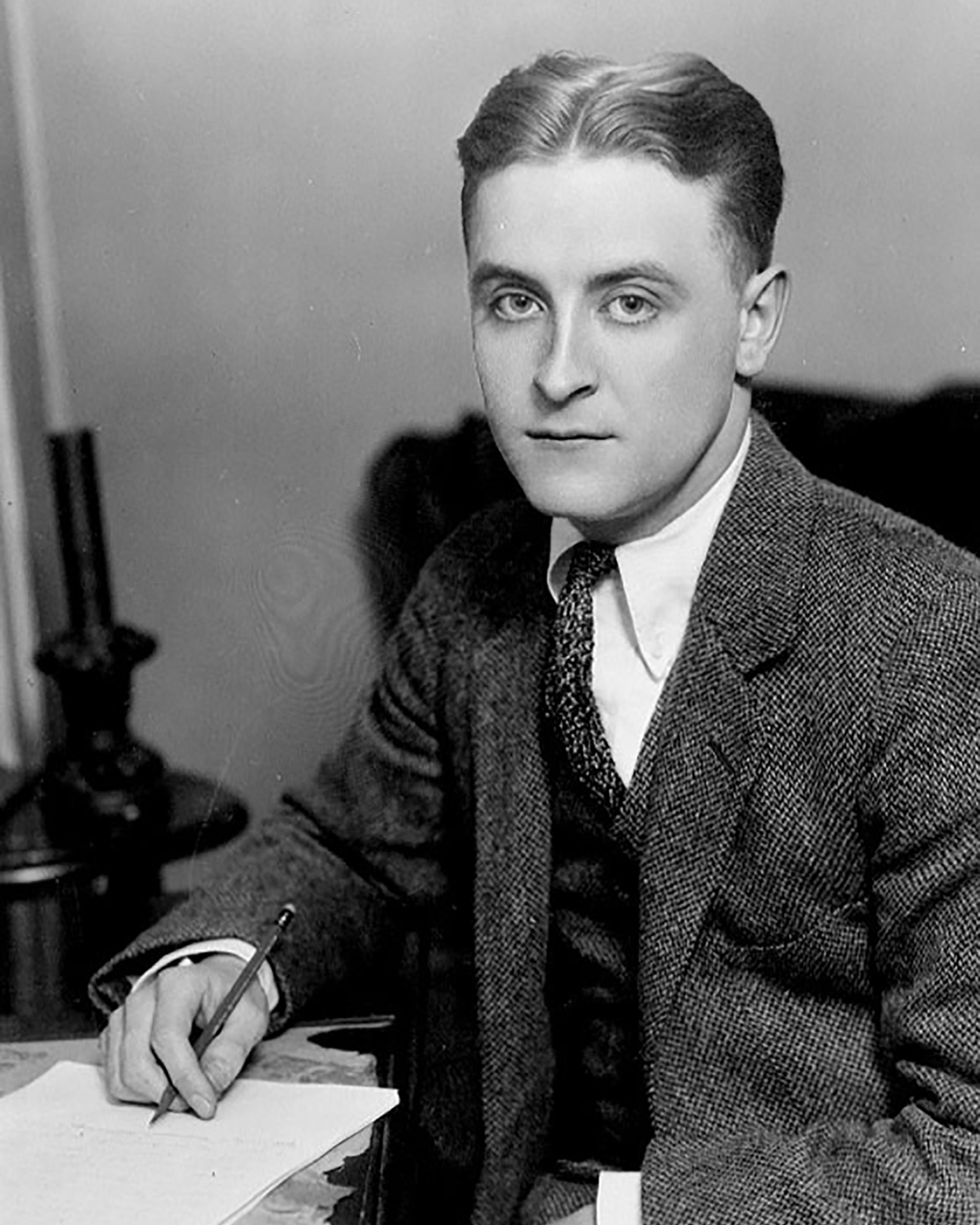 Писатель Фрэнсис Скотт Фицджеральд. Фотография: <a href="https://commons.wikimedia.org/wiki/File:F_Scott_Fitzgerald_1921.jpg" target="_blank">Wikimedia Commons</a> / <a href="https://creativecommons.org/publicdomain/mark/1.0/deed.ru" target="_blank">Public domain</a>