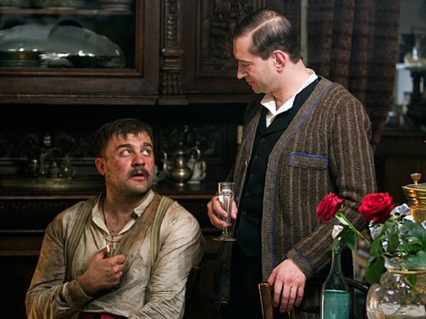 Михаил Пореченков (слева) в роли Виктора Мышлаевского и Константин Хабенский в роли Алексея Турбина в телевизионном многосерийном фильме Сергея Снежкина «Белая гвардия» (2012)