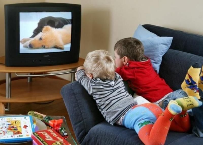 Дети смотрят телевизор фото Познавательно-игривая программа "Радио и телевидение для детей" 2022, Стерлитама