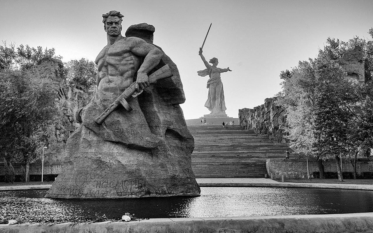 Бел волгоград. Мамаев Курган Волгоград. Мамаев Курган Тула. Сталинградская битва Мамаев Курган чб. Памятники Мамаева Кургана чб.