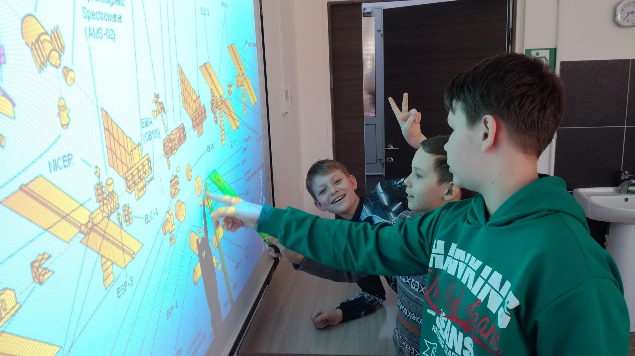 подросток с глобусом. глобализация картинки. мир образования образование в мире 2022. учеба за рубежом. конец глобализации.