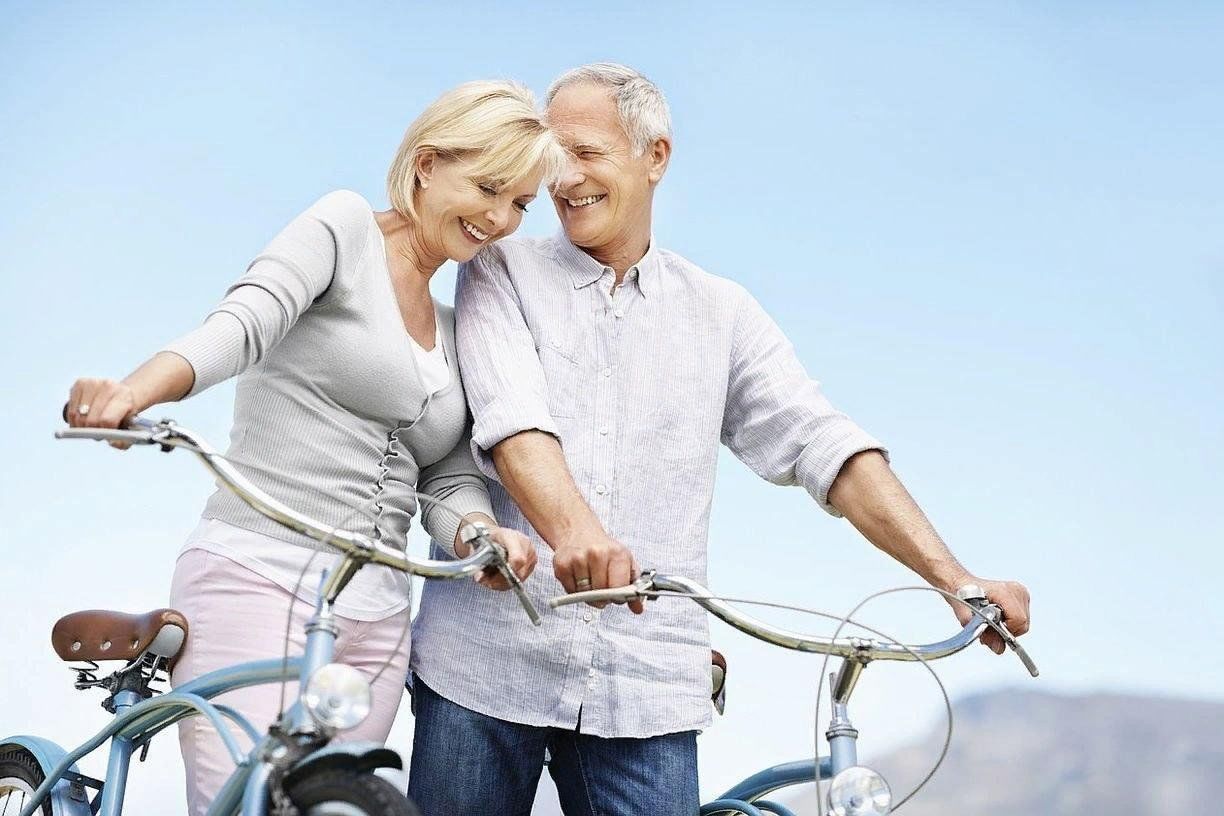 Либидо после 60. Велосипед для пожилых. Пожилая пара на велосипедах. Пожилые спортивные пары. Старик на велосипеде.