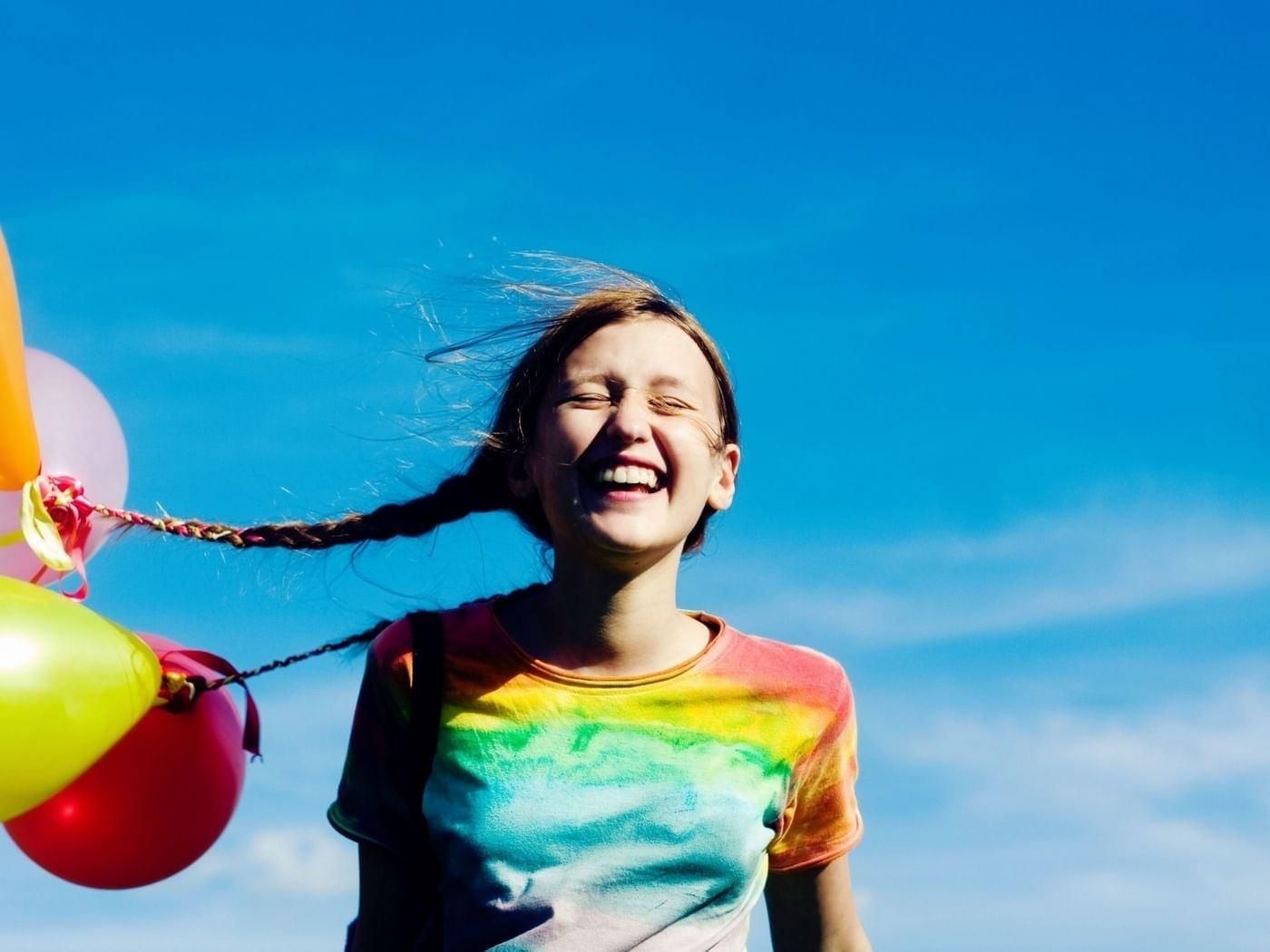 Занятие день счастья. Девушка с шариками. Радости и счастья. Счастье улыбка. Радость счастье веселье.