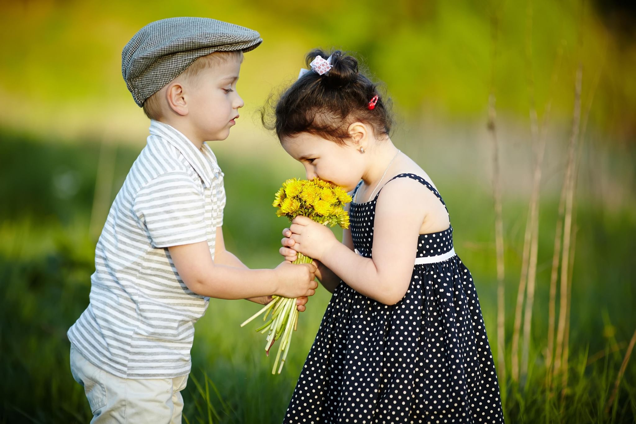 Дарим друг другу песни. Мальчик дарит девочке цветы. Дружба мальчика и девочки. Мальчик обнимает девочку.