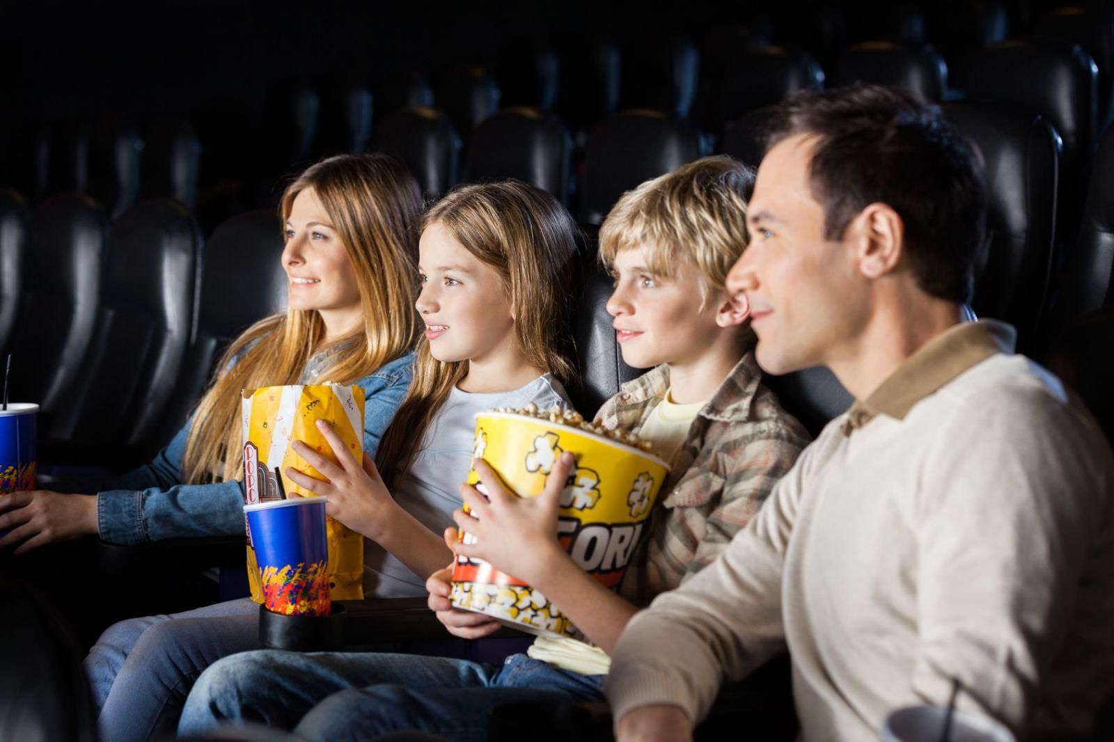 Кинотеатр семья билеты. Дети в кинотеатре. Семья в кинотеатре. Поход в кинотеатр. Поход детей в кинотеатр.