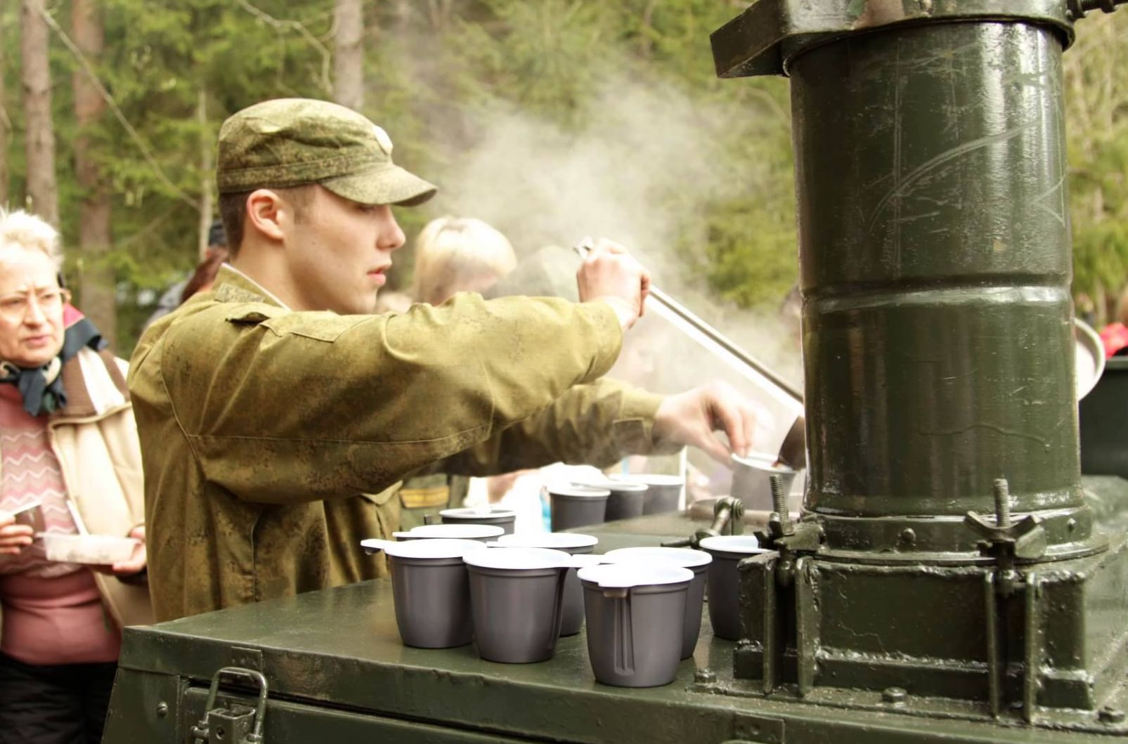 Где готовят военных. Солдатская каша на 9 мая. Военная Полевая кухня. Полевая кухня армейская. Полевая кухня солдат.