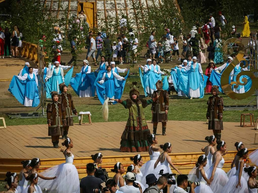 Национальный праздник лета Ысыах Олонхо в якутском театре «Олонхо», Якутск. 2019 год. Фотография: Василий Кононов / <a href="https://olonkhotheater.ru/projects/olonkho-ysyakh/olonkho-ysyakh-nam/" target="_blank" rel="noopener">olonkhotheater.ru</a>