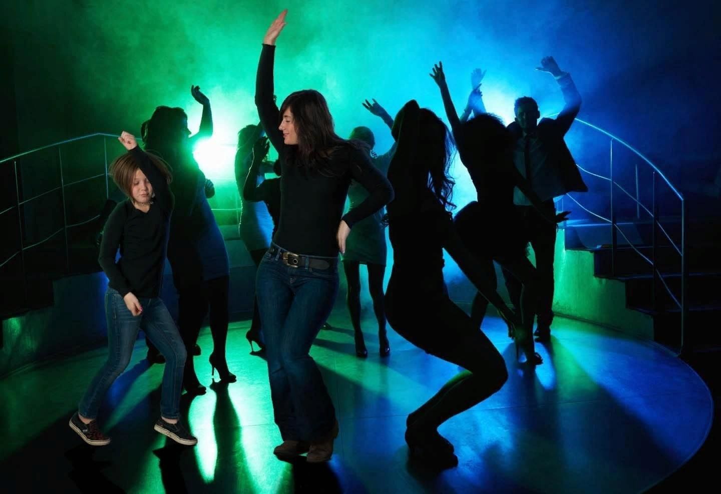 Ночной клуб молодежь. Клубные танцы. Люди на дискотеке. Танцуют на дискотеке. Танцы дискотека.
