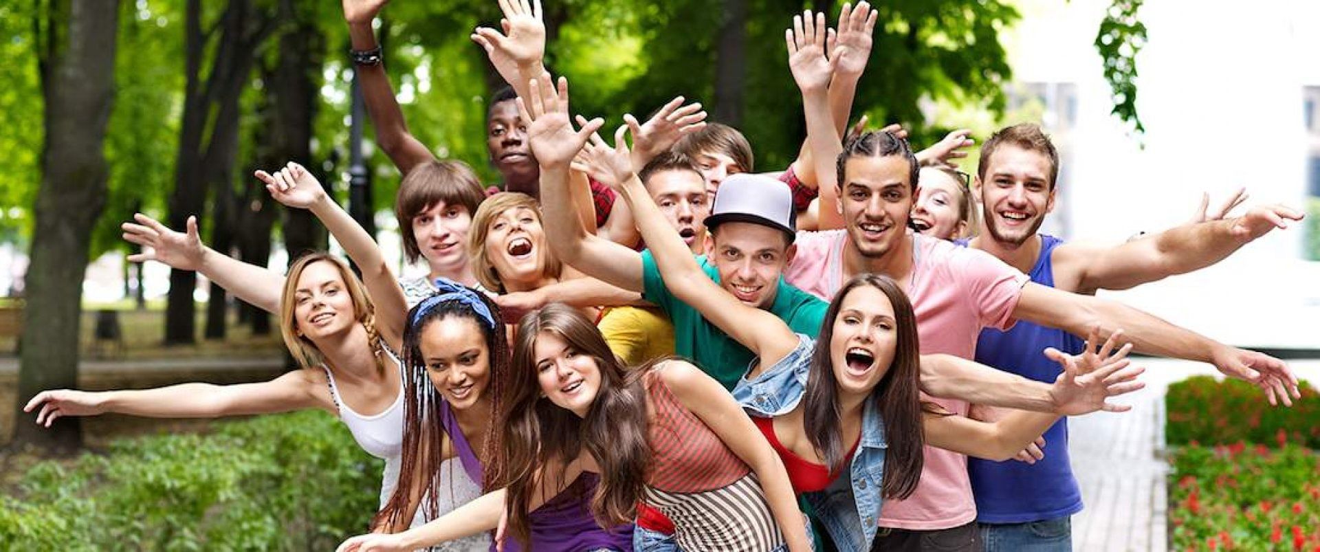 Общество активной молодежи. Счастливые подростки. Радостные подростки. Современная молодежь. Радостные молодые люди.