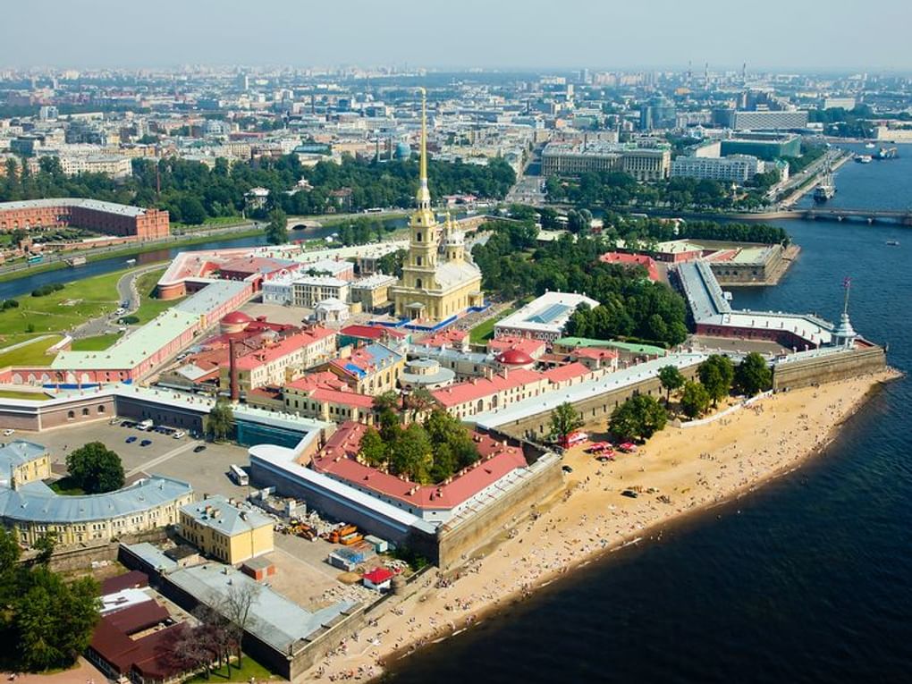 Заячий остров, Петропавловская крепость, Кронверкская набережная и Музей артиллерии. Санкт-Петербург. Фотография: Александр Тарасенков / Фотобанк «Лори»