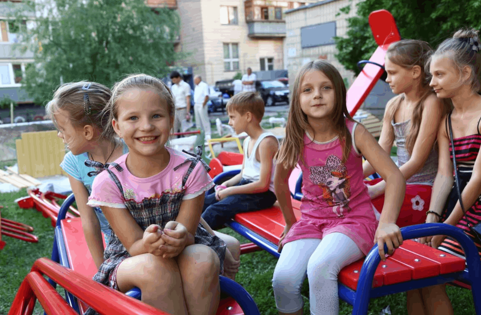 Трусики под юбкой у детей фото