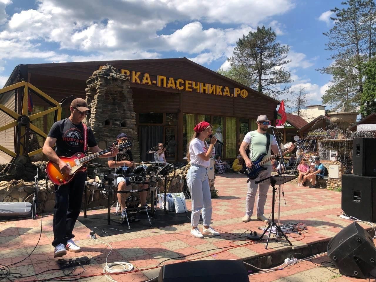 Группа перекресток песни. Группа перекресток. Музыкальный ансамбль перекрёсток. Группа перекресток Алексин. Коллектив перекресток.