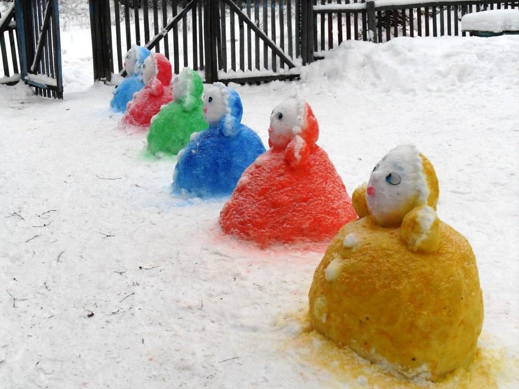 Простые снежки. Снежные фигурки. Фигуры из снега. Снежные фигурки для детского сада. Поделки из снега.