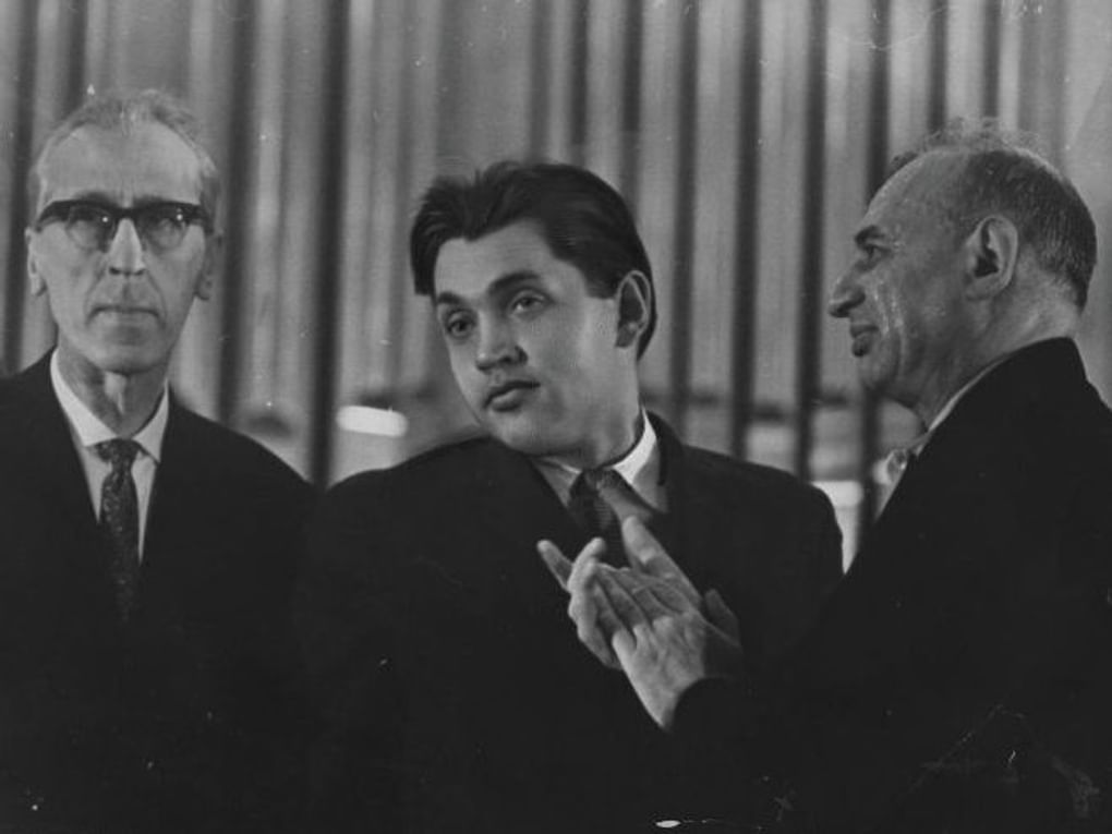 Роберт Рождественский (в центре) на премьере «Реквиема». 1962–1965 годы. Фотография: Сергей Васин / Мультимедиа Арт Музей, Москва