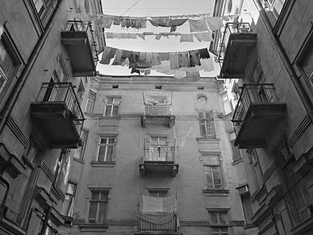 Владимир Лагранж. Проходной двор (фрагмент). 1987. Фотография: монография «Владимир Лагранж 1960 – 1990»