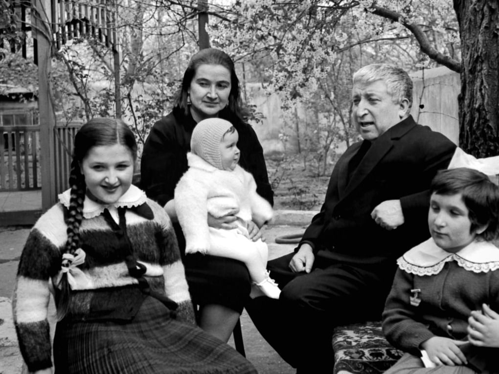 Расул Гамзатов с женой Патимат и дочерьми Заремой, Сулейхат и Патимат. Дагестанская АССР, 1967 год. Фотография: Рудольф Дик / ТАСС