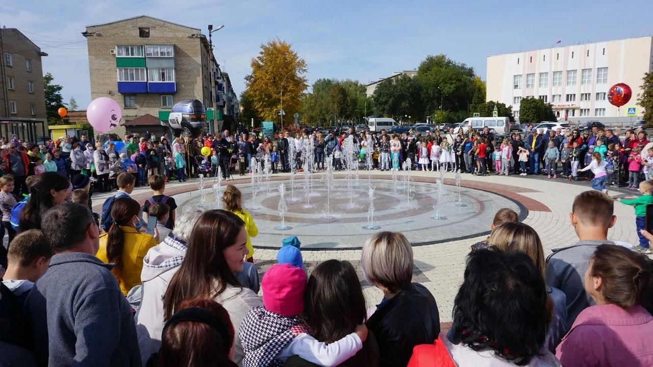 Погода в г октябрьском на неделю. Фонтан в Октябрьске Самарской. Фонтан на центральной площади Октябрьск Самарская область. Октябрьск Центральная площадь.