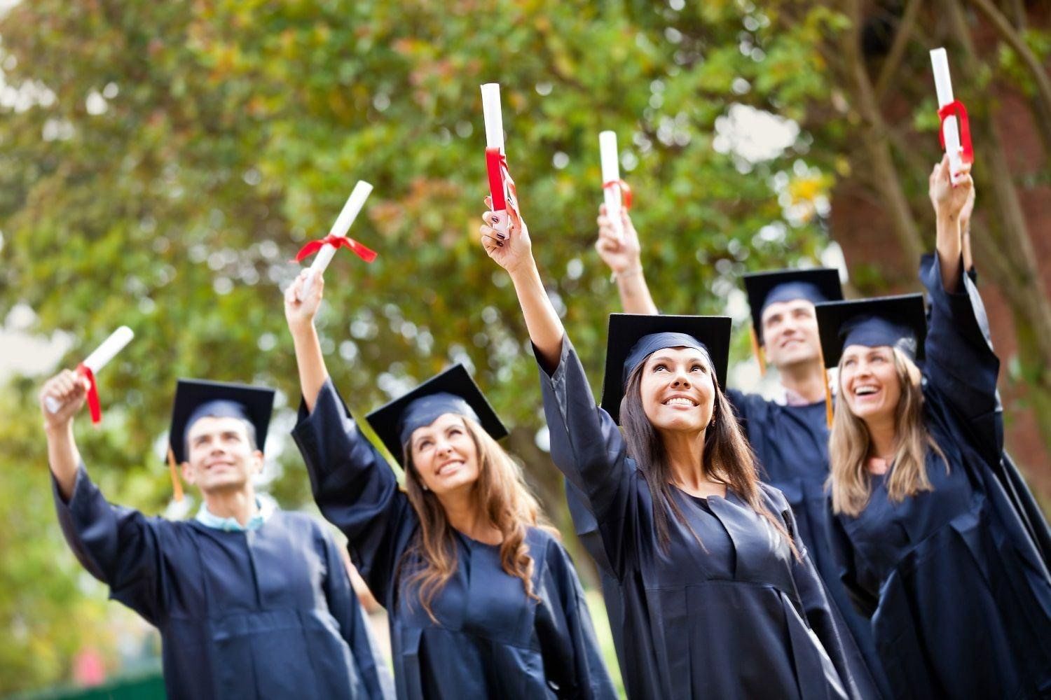 Graduating student is. Выпускники магистратуры. Выпускник вуза. Выпускники университета. Шапочка выпускника.