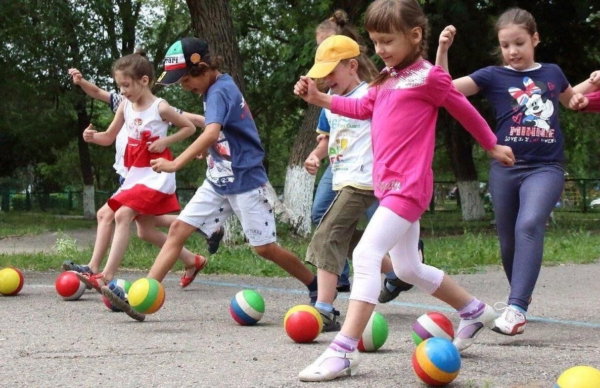 Мяч для детей. Дети играют в мяч. Командная игра с мячом. Игры с мячом для детей 10-12 лет на улице летом. Много игры веселые