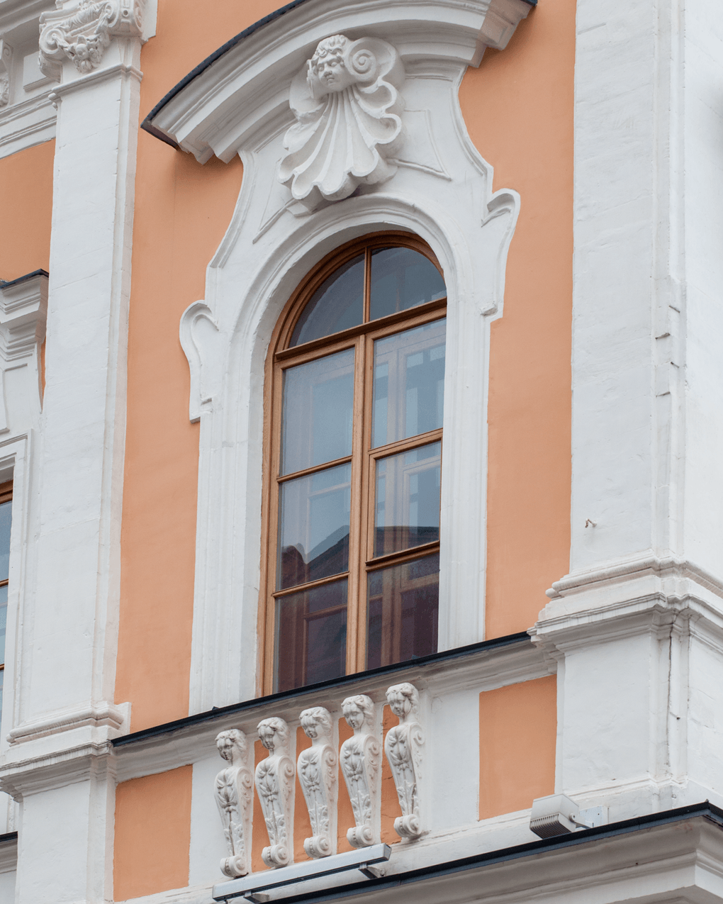 Вид на окна здания палат Монетного двора, Москва