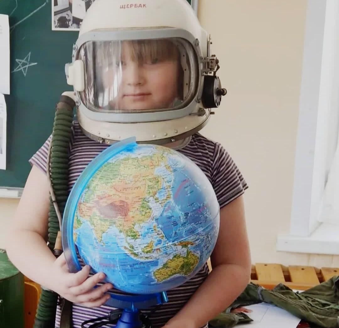 День космонавтики фото для детей. День космонавтики. День Космонавта. День космонавтики в детском саду. Шлем ко Дню космонавтики в детский сад.