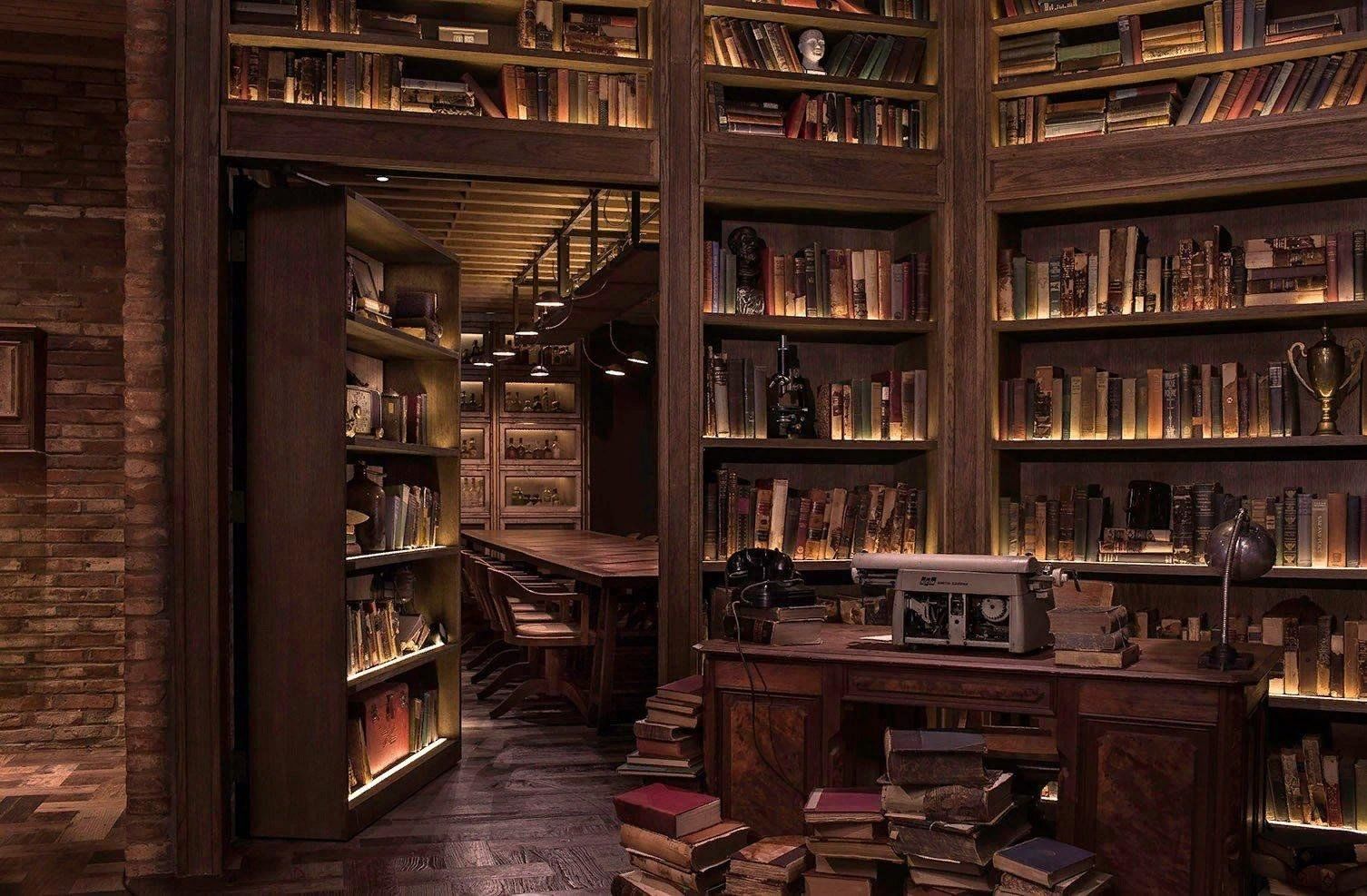 Библиотека в старинном доме