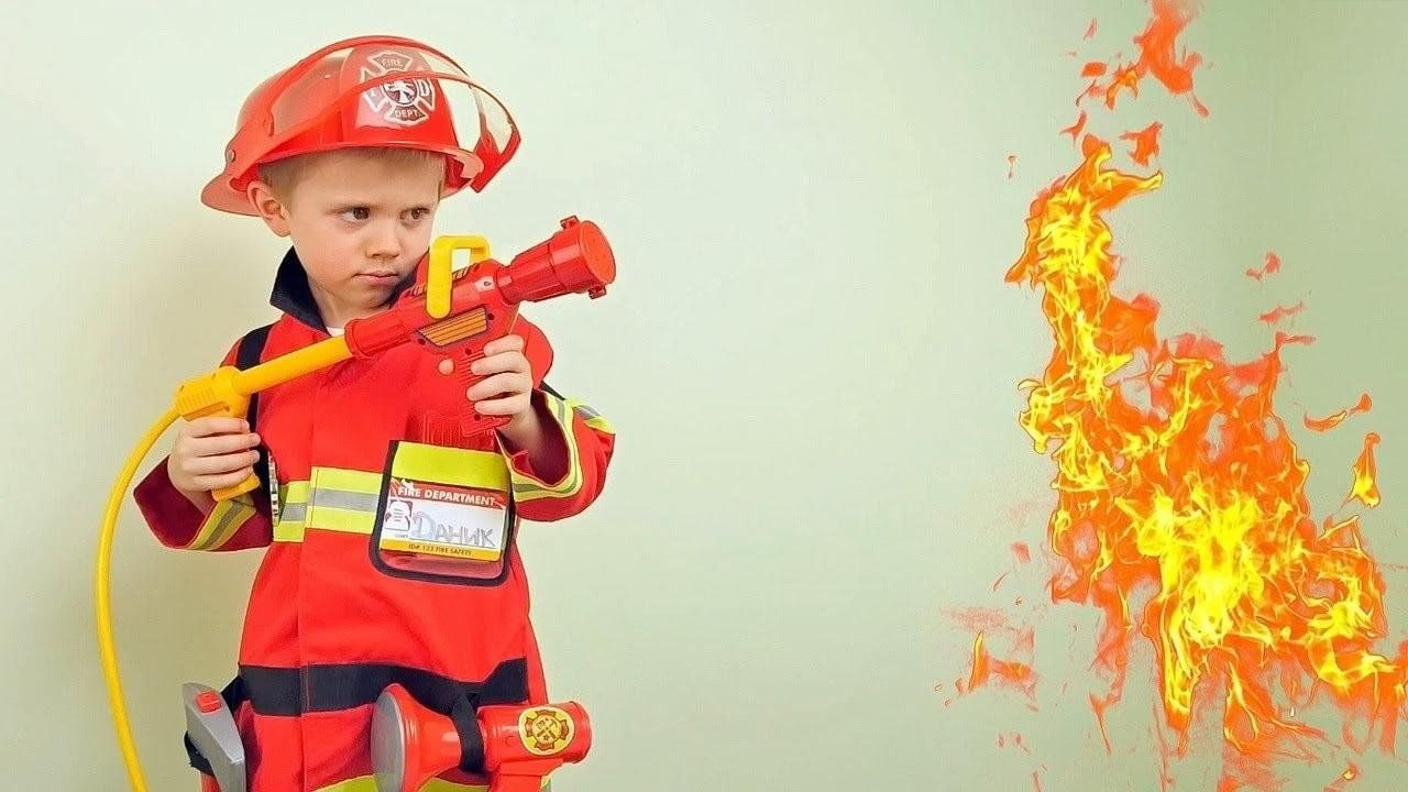 Развлечение по пожарной безопасности. Пожарные набирают. Звонок пожарным. Мальчик звонит в пожарку. Мальчик звонит пожарным картинка.