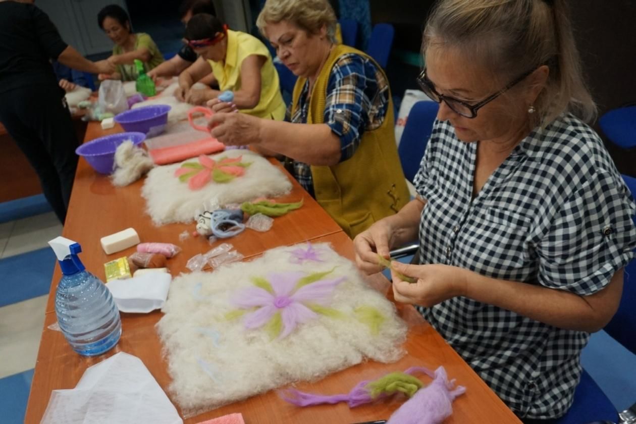 Кружок рукоделия для детей. Праздничные мастер-классы. Включи видео мастер класса. Как режут фетровые основы. Включи видео мастер класса.