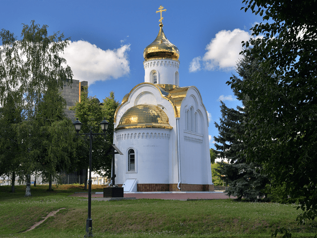 Часовня Феодоровской иконы Божией Матери в сквере на площади Революции. Иваново. Фотография: Алексей Антипов / фотобанк «Лори»