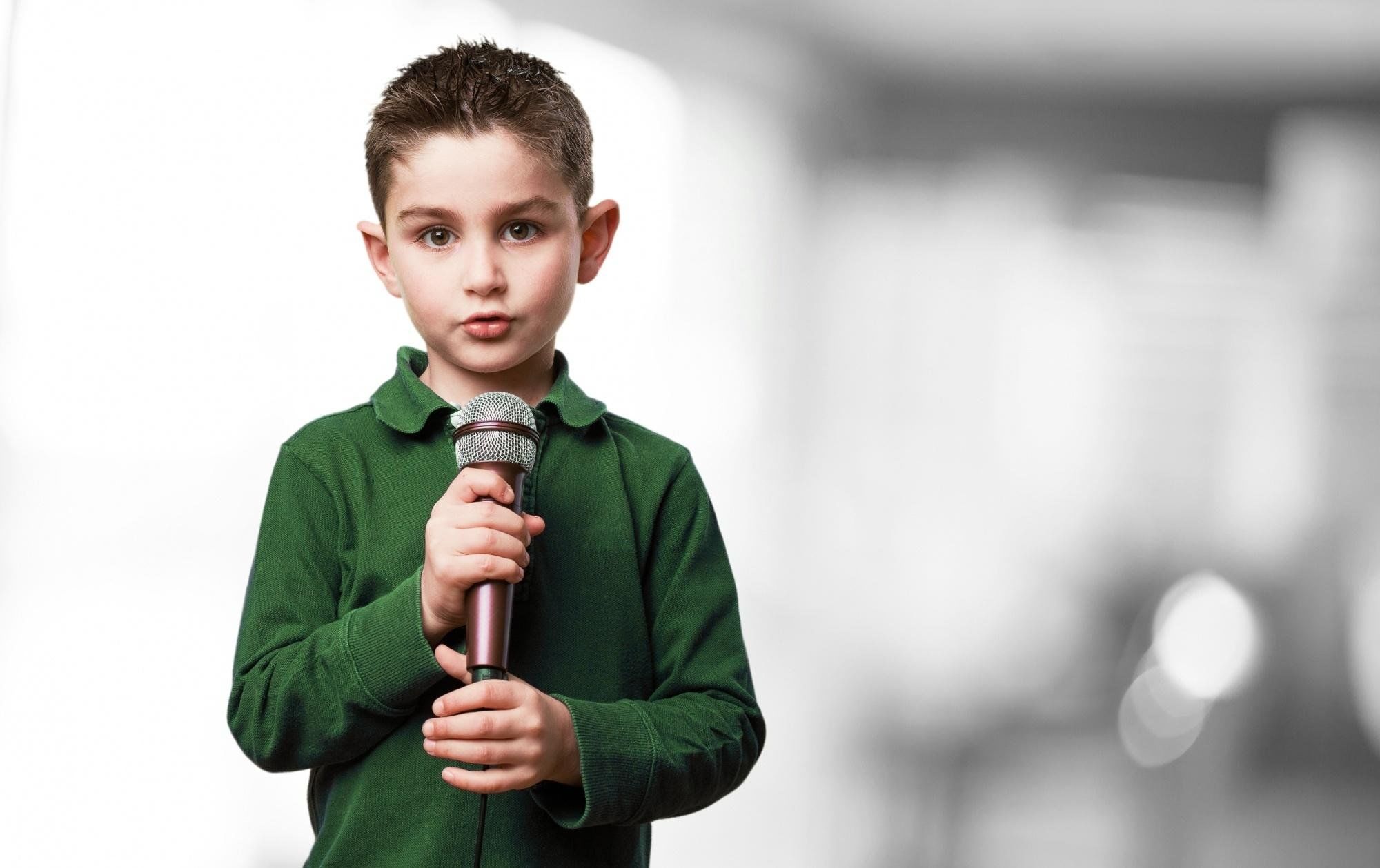 Ораторское для подростков. Мальчик с микрофоном. Ребенок оратор. Подросток с микрофоном. Мальчик поет.